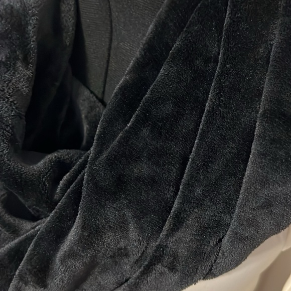 SHOLDIT Infinity Scarf with Secret Pocket - Picture 4 of 8